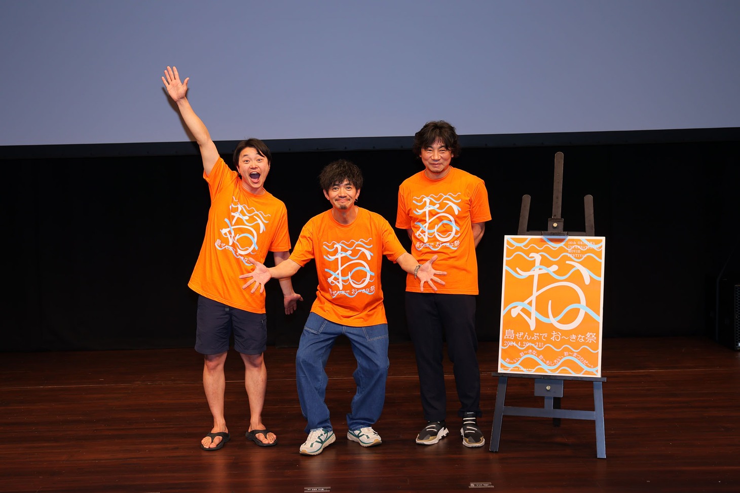 ジェラードンかみちぃ役の平岡亮、タモンズ大波役の和田正人、監督の立川晋輔。