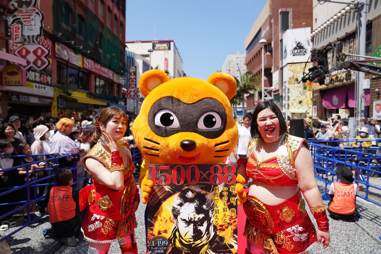 紅しょうが、誰よりも強そうな衣装でレッドカーペット歩く