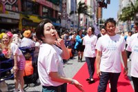 レッドカーペットを歩くエルフら。