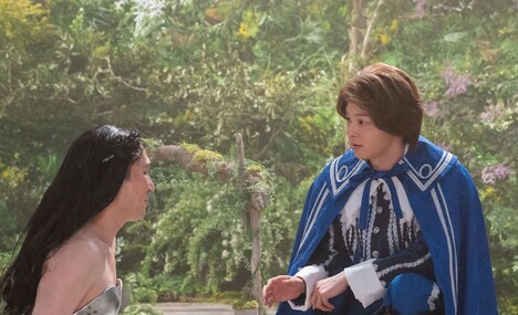 シソンヌじろうとの2人芝居で王子役を演じる中村倫也（右）。(c)NHK