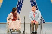 座って漫才を繰り広げる宮川大助・花子。（写真提供：吉本興業）