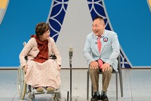 座って漫才を繰り広げる宮川大助・花子。（写真提供：吉本興業）
