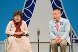 座って漫才を繰り広げる宮川大助・花子。（写真提供：吉本興業）