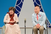 座って漫才を繰り広げる宮川大助・花子。（写真提供：吉本興業）