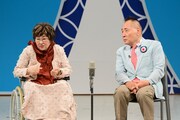 座って漫才を繰り広げる宮川大助・花子。（写真提供：吉本興業）