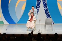 なんばグランド花月に登場した宮川大助・花子。（写真提供：吉本興業）