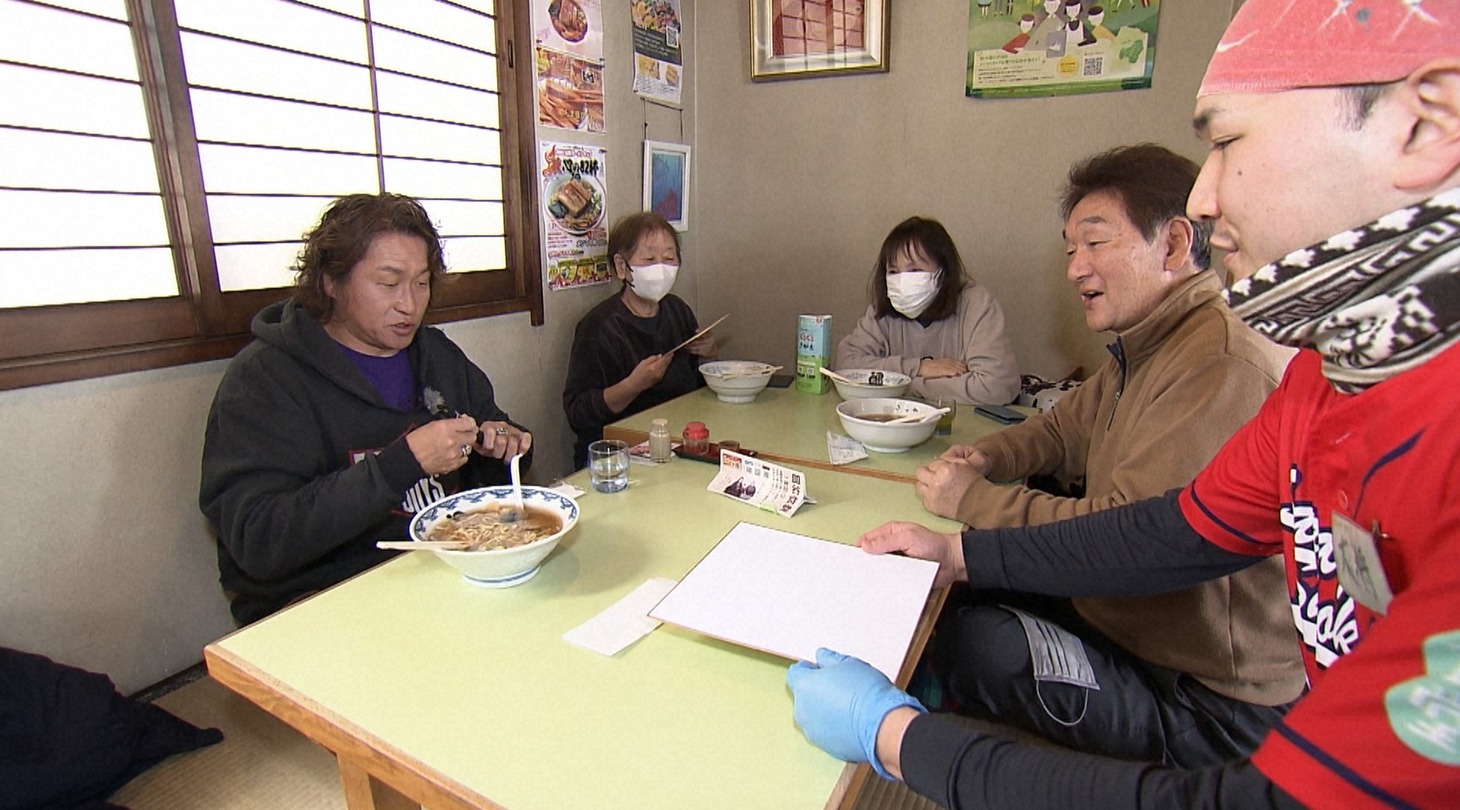 岡野雅行（左端） (c)ABCテレビ