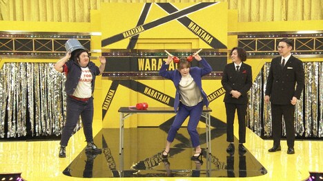 小道具を使ったジェスチャー対決の様子。