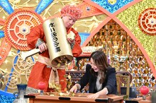 鈴木紗理奈に追加ゼニ―を与えるリリー大黒。