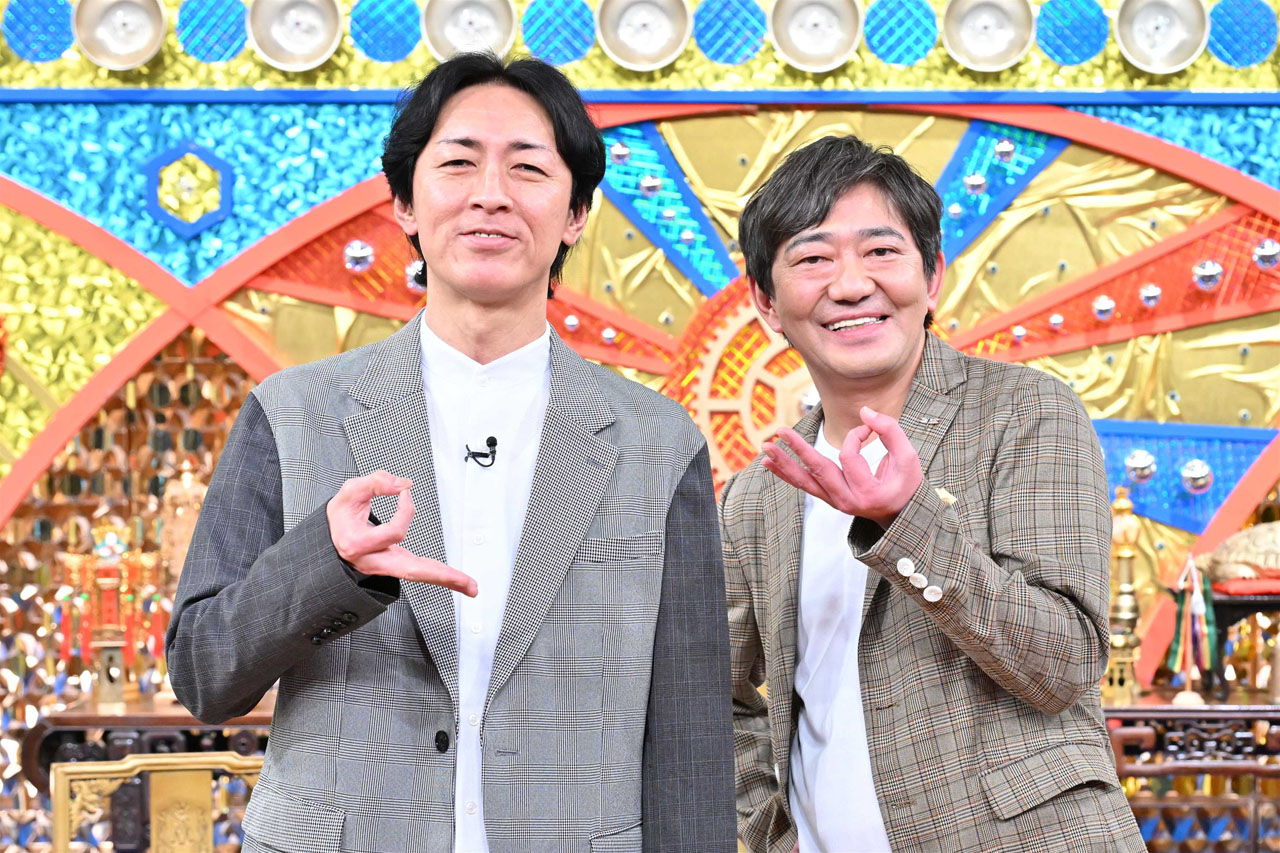MCのナインティナイン矢部（左）とメッセンジャー黒田（右）。