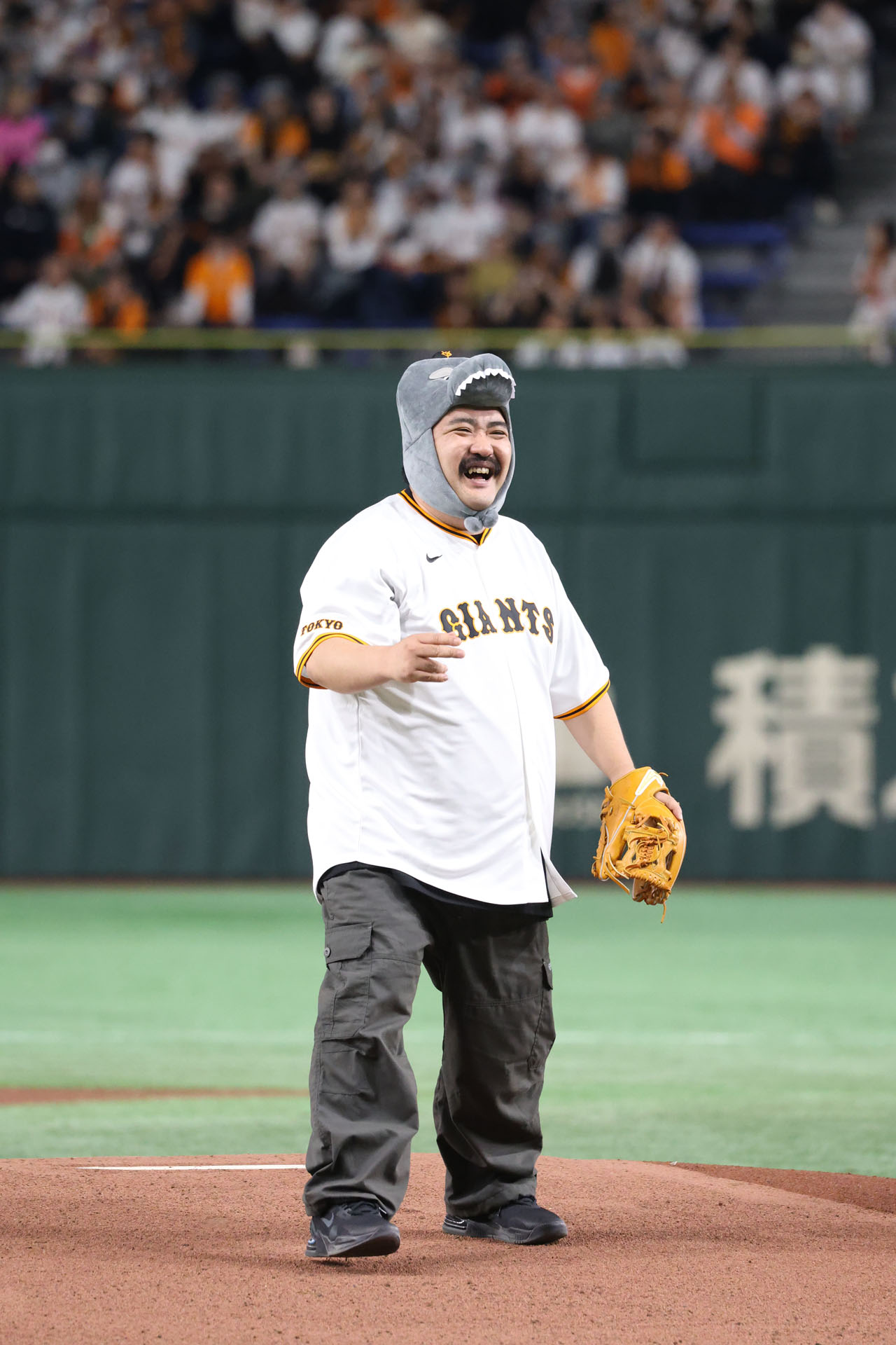 マウンドに立つ空気階段もぐら。