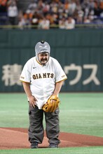 マウンドに登場した空気階段もぐら。