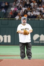 構える空気階段もぐら。