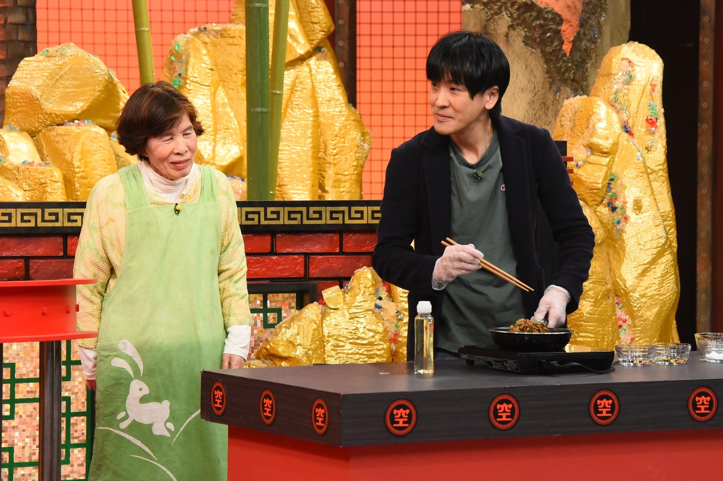 左から摘み菜料理研究家・平谷けい子氏、ヘッドライト町田。(c)関西テレビ