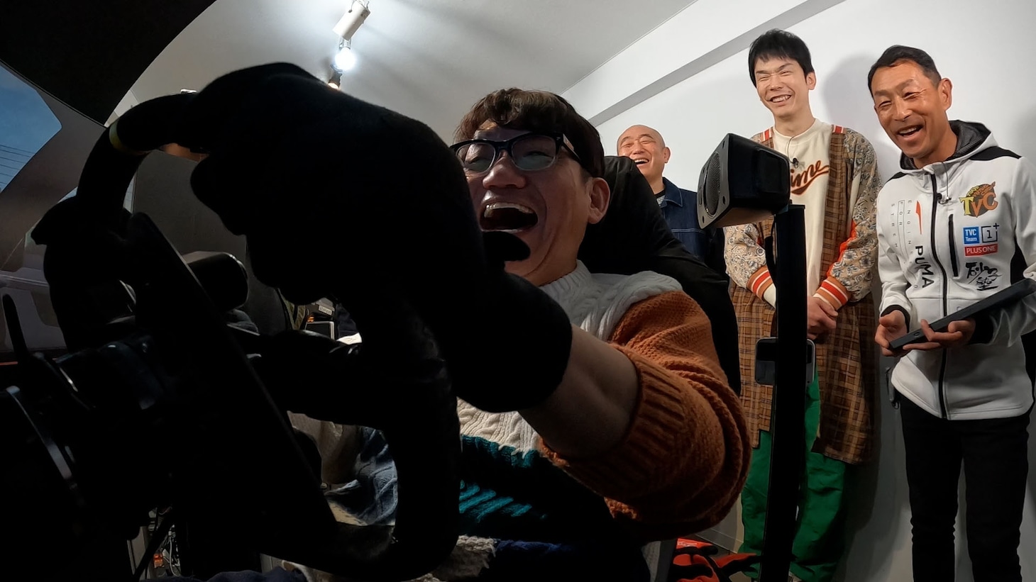 ドライブシミュレーターを体験するずん飯尾。