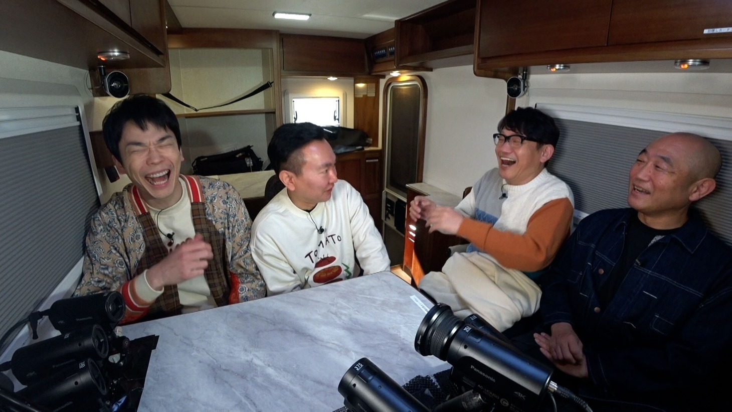 車中トークを繰り広げるかまいたちとずん。