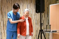 医者とおばあちゃんの登場シーン。