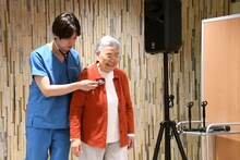 医者とおばあちゃんの登場シーン。