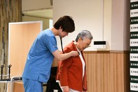 医者とおばあちゃんの登場シーン。