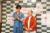 漫才を繰り広げる医者とおばあちゃん。