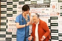 漫才を繰り広げる医者とおばあちゃん。