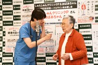 漫才を繰り広げる医者とおばあちゃん。