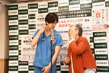 「聴診器」と「補聴器」を言い間違うおばあちゃん（左）。