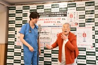 漫才で熱演を見せるおばあちゃん。