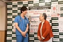 漫才を繰り広げる医者とおばあちゃん。