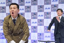 ギャグ「なんちゃってマッチョマン」を披露するパンチ浜崎。