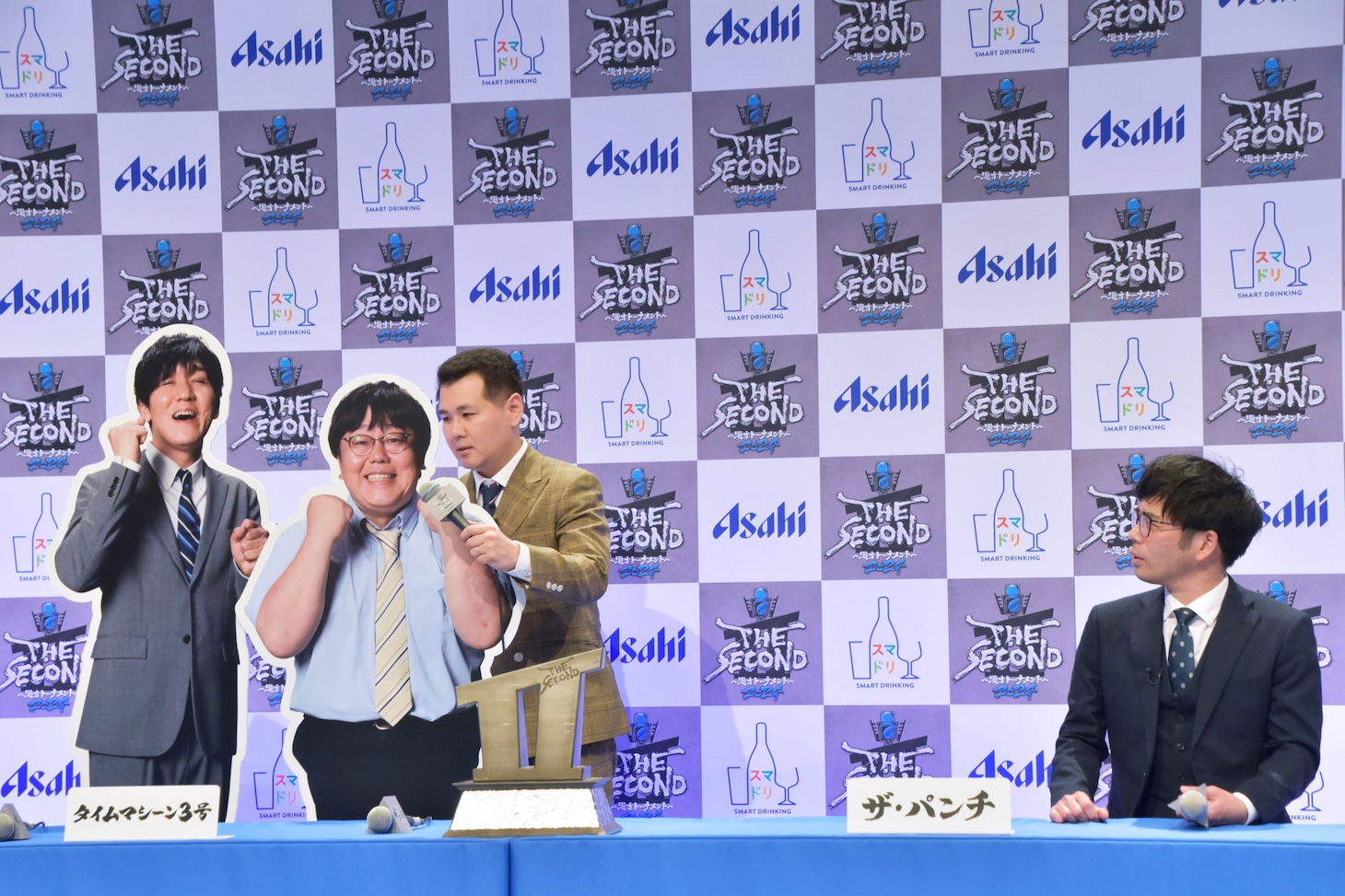 第4試合のタイムマシーン3号（欠席）とザ・パンチ。写真はタイムマシーン3号・関のコメントをパンチ浜崎が代弁した場面。