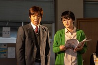 内村光良（左）とラランド・サーヤ（右）。(c)NHK