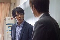 中村倫也（左）(c)NHK