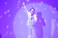 ステージに登場したラブレターズ溜口。