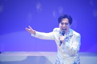 「始めよう、新しい毎日を」と歌う溜口。