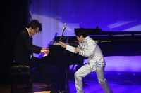 大竹涼太社長のピアノとセッションするラブレターズ溜口。