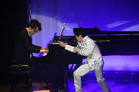 大竹涼太社長のピアノとセッションするラブレターズ溜口。