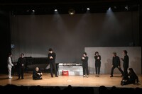 「溜口スーパーSPRIGショー」のリハーサルをしている、という物語の冒頭の場面。