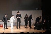 尾関が持っていた小道具の銃がまさかの発砲。大竹まことが銃弾に倒れる騒ぎに。