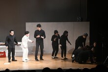 尾関が持っていた小道具の銃がまさかの発砲。大竹まことが銃弾に倒れる騒ぎに。