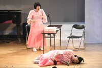 リスナーから送られてきた飴を舐めて倒れる江里子。