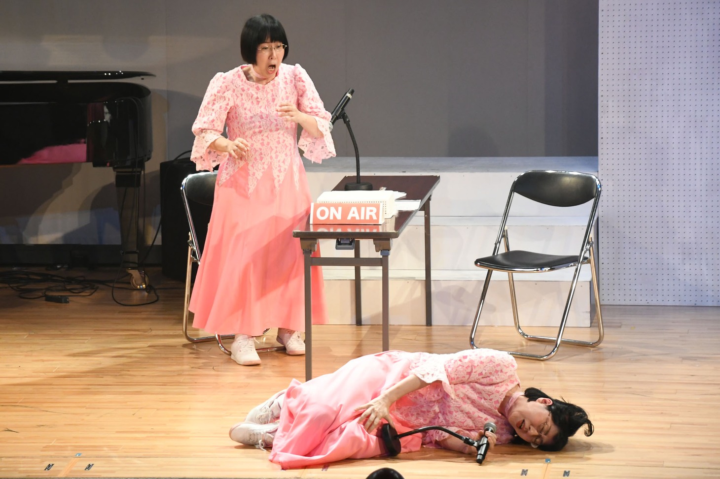 リスナーから送られてきた飴を舐めて倒れる江里子。