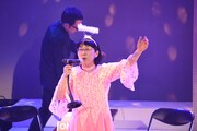 歌う江里子。