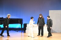 ザ・ギース尾関をおびき出すため小銭で撒き餌する溜口。