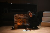 ハープを破壊され正気を失い、木の部分をアルミホイルで包んで暖炉の中に入れ、焼き芋のようにして食べる高佐。