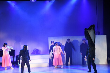 高佐はハープと一体化。