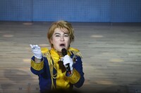 客席に降りて歌う溜口。