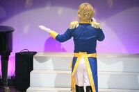 歌う溜口の後ろ姿。