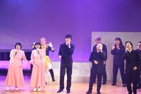 歌うASH&Dのメンバー。