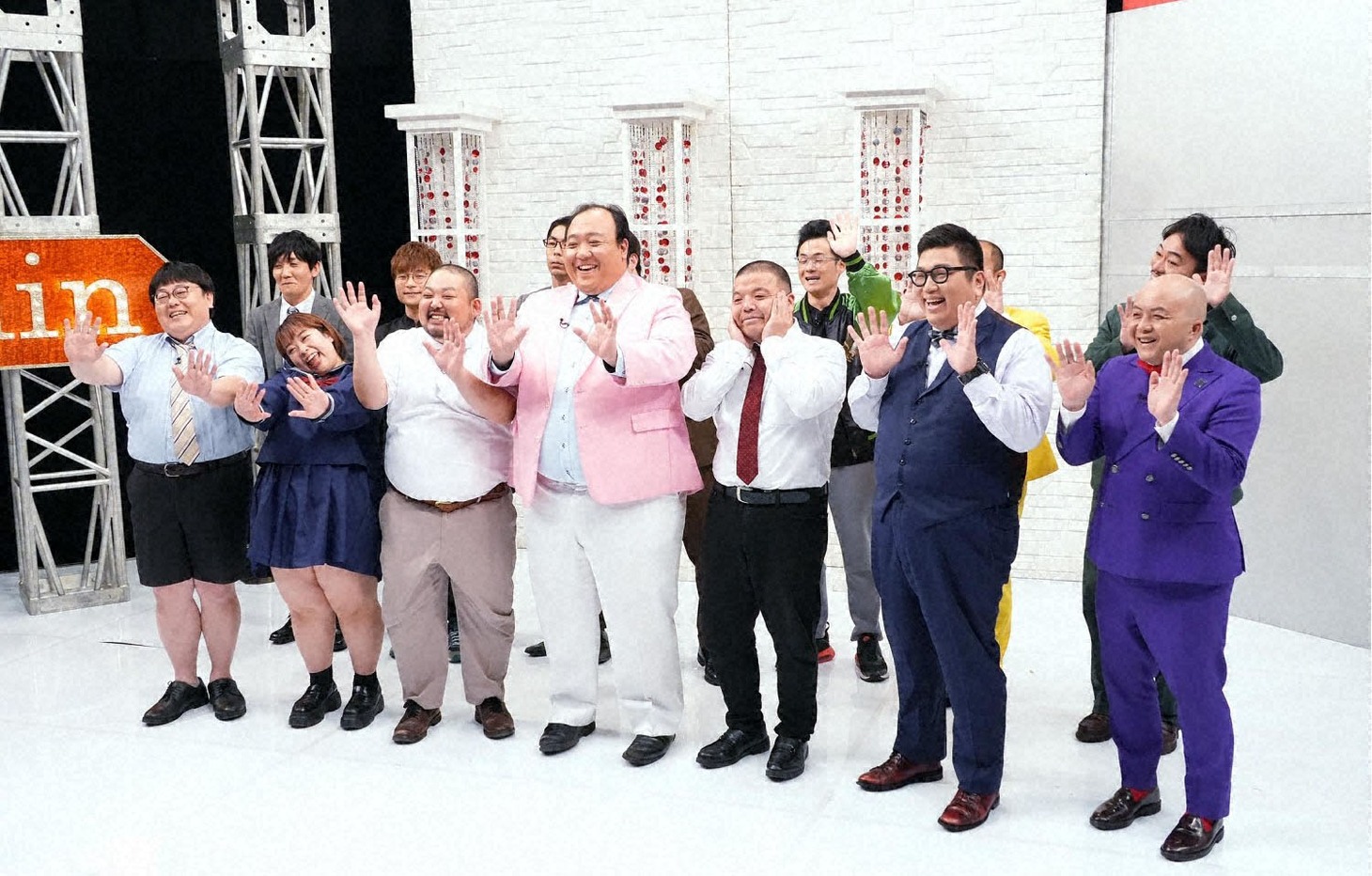「チャップリン」にまんまる芸人大集合。